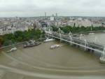 London  London Eye  Hungerford Bridges Themse und Ausflugsschiff (GB).